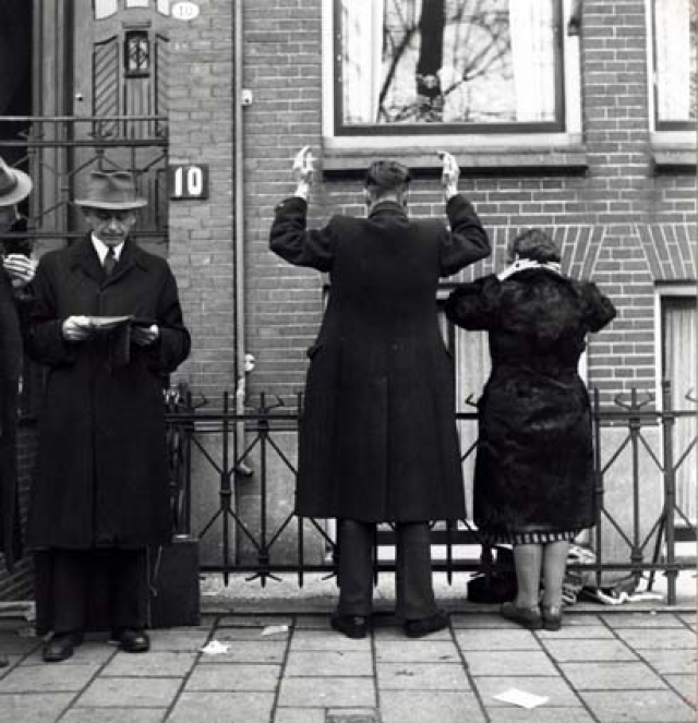 De arrestatie van een man en een vrouw op 15 april 1945 op de Parklaan te Groningen.